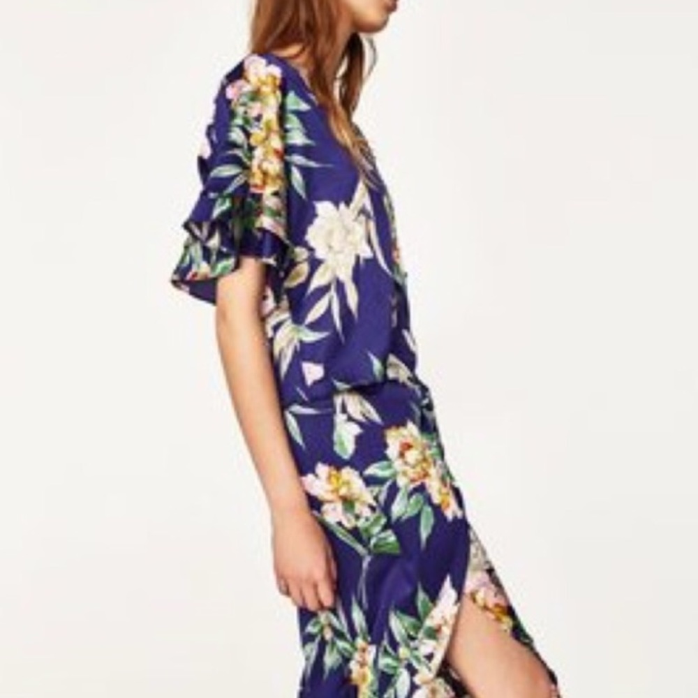 ZARA Ruffle sleeve floral top -A